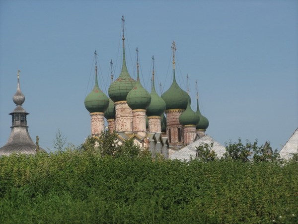 Поросли травой стены кремля.